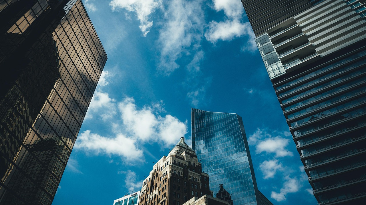 Powiększanie ust a opuchlizna – co jest normalne, a kiedy zgłosić się do lekarza?